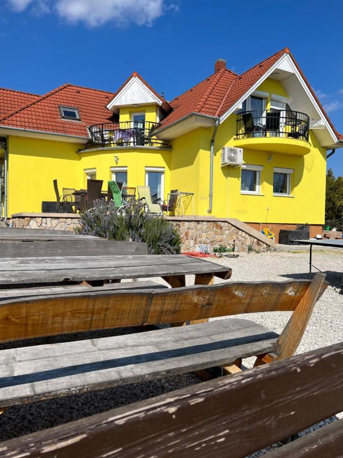 Csikos Apartman Gyenesdiás Exteriér fotografie