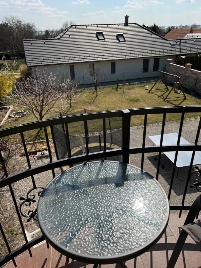 Csikos Apartman Gyenesdiás Exteriér fotografie