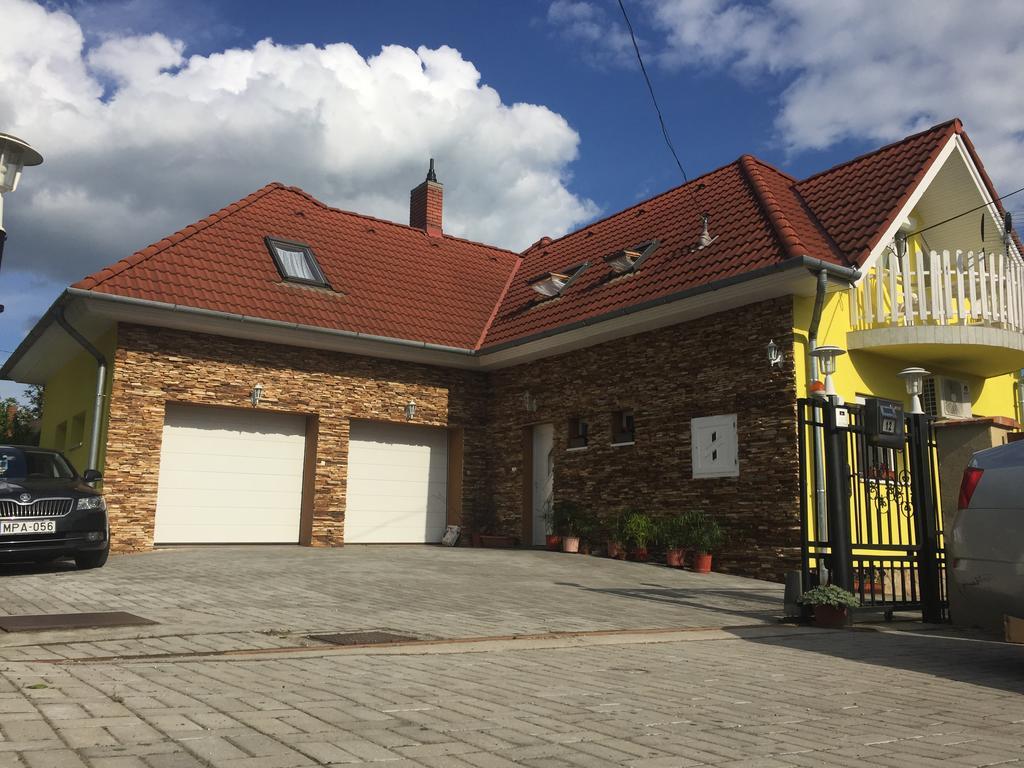 Csikos Apartman Gyenesdiás Exteriér fotografie